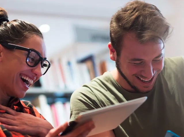 LDS Langues - Formation anglais en présentiel - photo d'un stagiaire et d'une formtarice