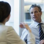 Cadre en entretien professionnel dans un contexte international lors d’un accompagnement d’outplacement