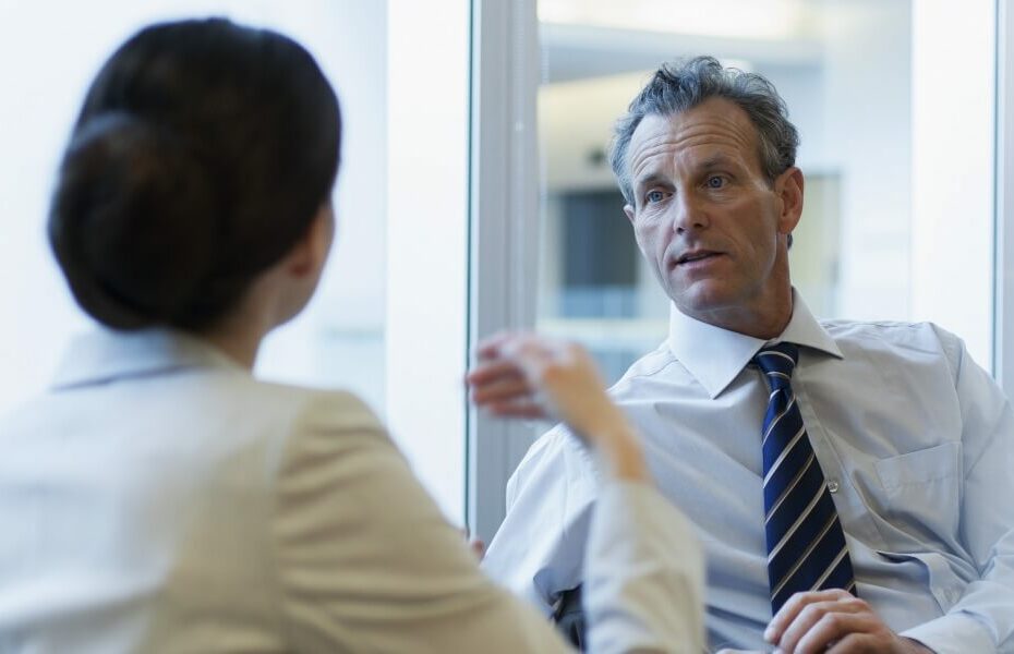 Cadre en entretien professionnel dans un contexte international lors d’un accompagnement d’outplacement