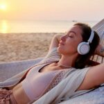 Cet été, gardez le rythme en anglais : la sélection de podcasts de Chris